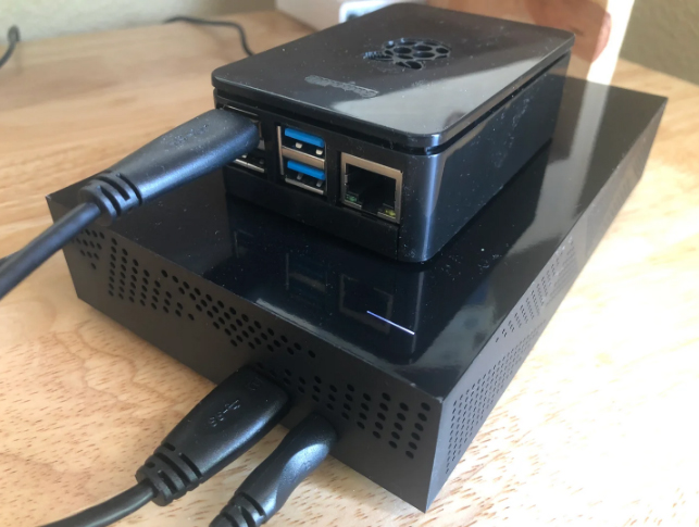 Para convertir la Raspberry Pi en un nodo de Bitcoin que sirva de ayuda para minar esta moneda, se necesita conectarla a un disco duro externo como el de la imagen.