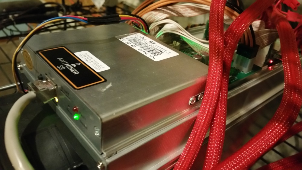 Muchos de los equipos de minería de Bitcoin que, tras el Halving de mayo quedaron obsoletos, ahora vuelven a la vida gracias a la subida del precio de la moneda digital.